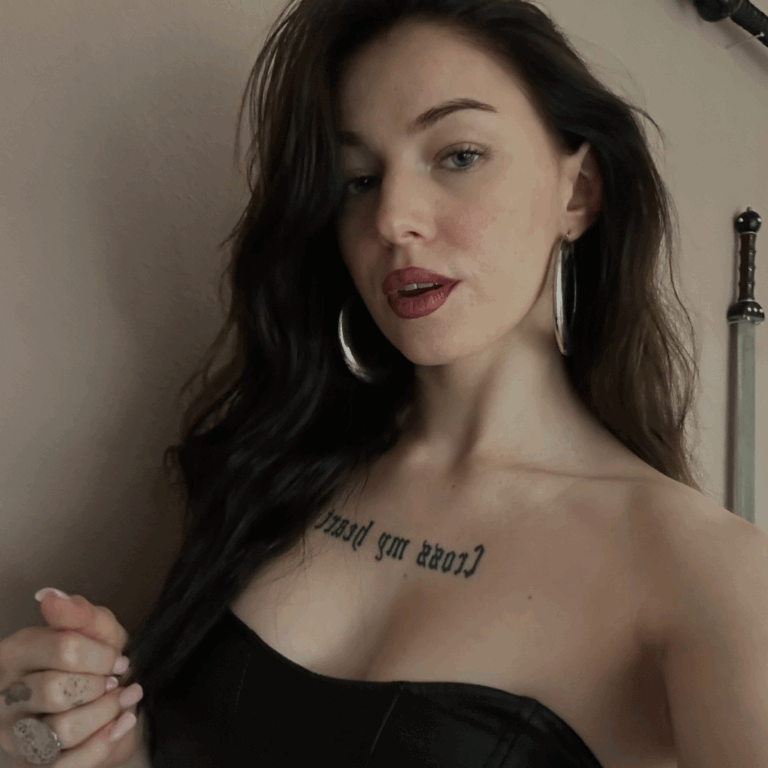 Porträt von Nadine Pir, Content Creatorin mit Fokus auf Fitness, Beauty, Lifestyle und Travel.